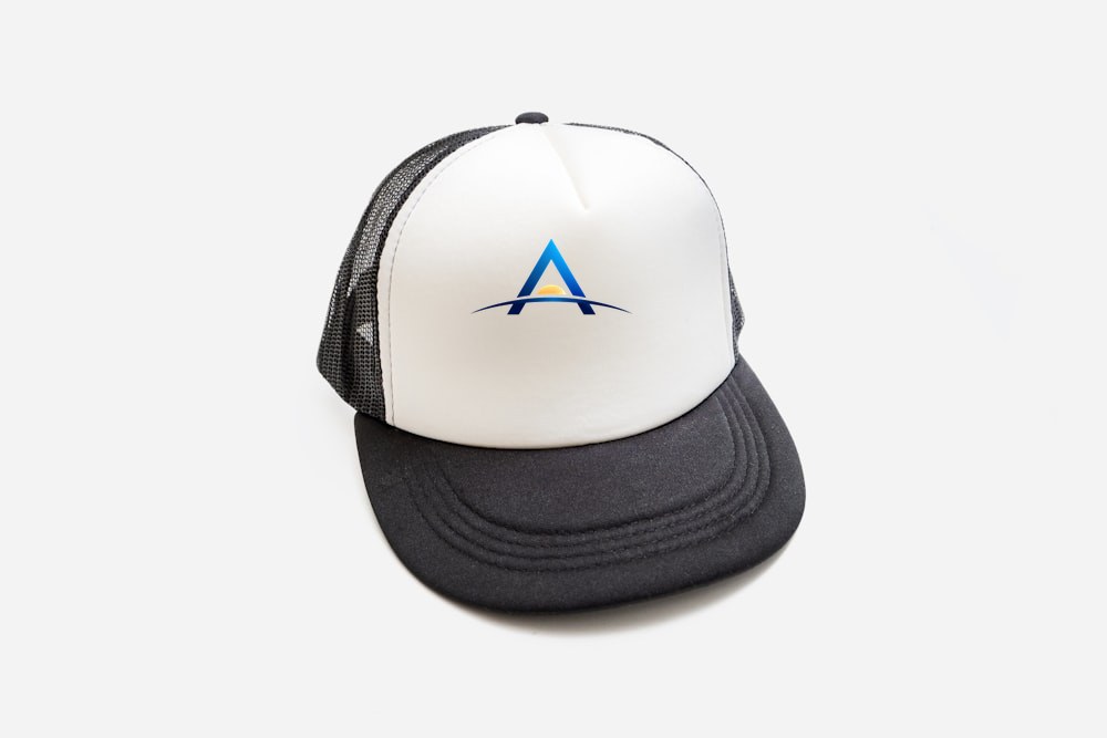 Boné branco e preto com o símbolo da AI Horizon Labs aplicado na frente